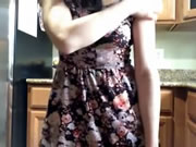 裸體的韓妹在廚房裡